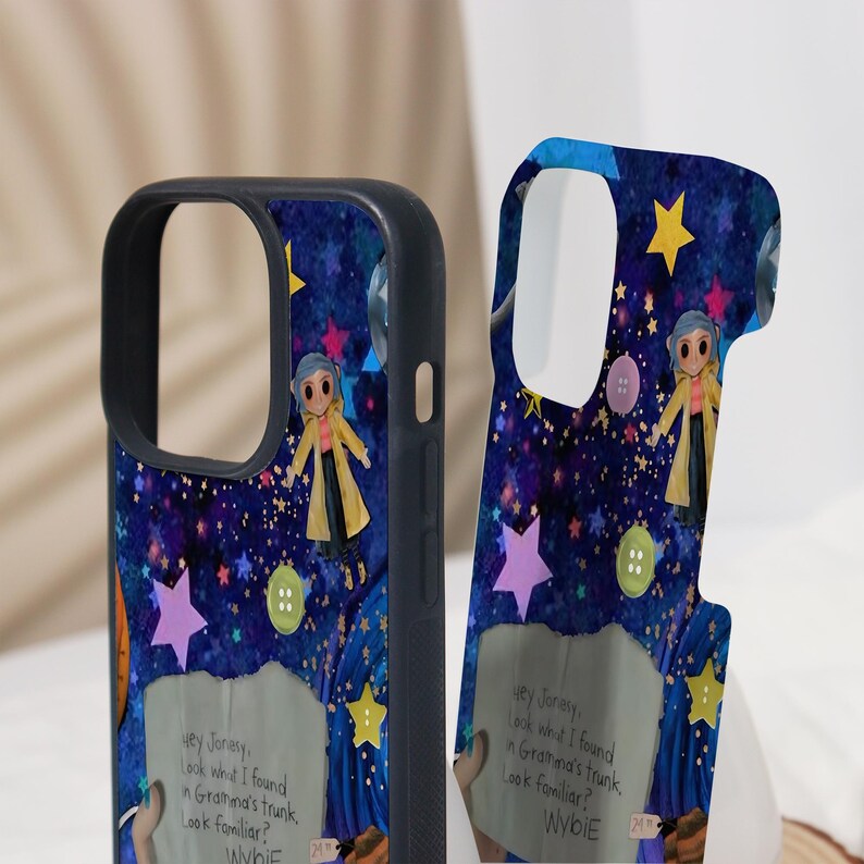 Może przedstawiać: Etui na telefon z motywem gwieździstej nocy i postacią z kresk&oacute;wki w ż&oacute;łtym płaszczu. Na etui znajduje się napis: "Hey Jonery, Look what I found in Gramma's trunk. Look familiar? Wybie."