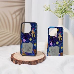 Może przedstawiać: Dwa etui na telefon z ciemnoniebieskim, gwieździstym wzorem. Etui przedstawiają ilustracje lalki, gwiazd i tekst "Hey Jeremy, look what I found in Grandma's trunk. Look familiar? WYDIE."