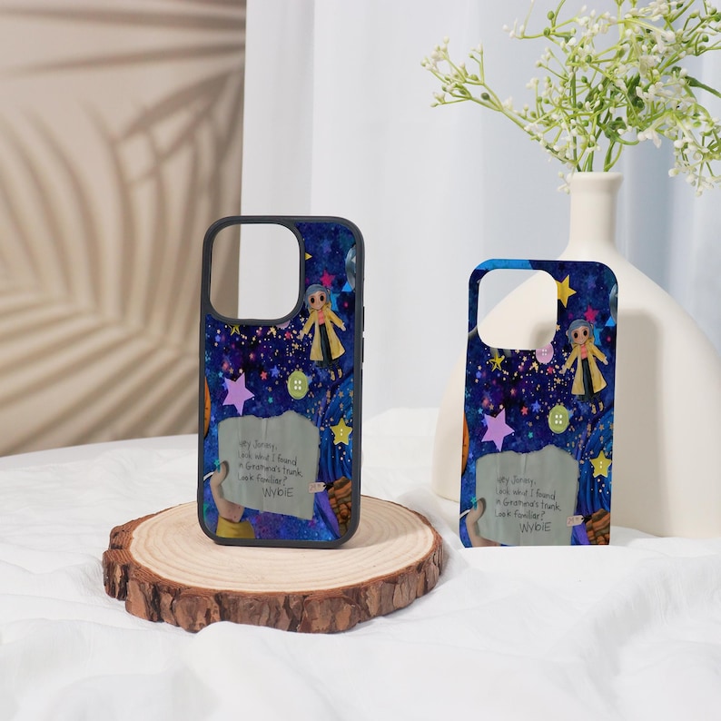 Może przedstawiać: Dwa etui na telefon z ciemnoniebieskim, gwieździstym wzorem. Etui przedstawiają ilustracje lalki, gwiazd i tekst "Hey Jeremy, look what I found in Grandma's trunk. Look familiar? WYDIE."