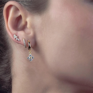 Parure de boucles d'oreilles Huggie en or moissanite trèfle à quatre feuilles - Plaqué or 18 carats en argent sterling 925