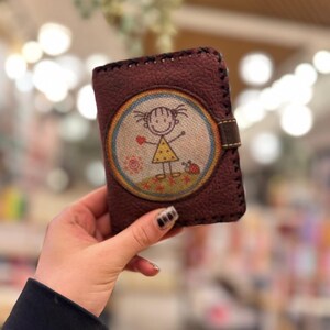 Cartera con diseño de niña, de piel vegana, bonita, con diseño infantil