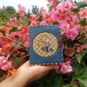 Cartera de piel vegana hecha a mano con diseño de El Principito / Cartera bordada ecológica para mujer, cartera pequeña para tarjetas y monedas