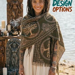 Könnte beinhalten: Ein olivgrüner Schal mit einem sich wiederholenden kreisförmigen Lebensbaum-Muster in hellem Beige und einem Saum mit Fransen. Der Text 3 DESIGN OPTIONS ist in der oberen rechten Ecke in einer fetten, orangefarbenen und blaugrünen Schrift gedruckt.