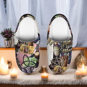 Witchy Damen Hausschuhe mit Zauberflaschen Kristallen Tarot Karten und heidnischen Symbolen Original Kunst von New England Witch Cozy Cottagecore Gift