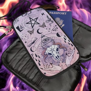 Cartera de viaje de bruja pastel - Porta pasaporte con calavera de carnero ocultista con pentagrama, símbolo del ojo, lunas y serpientes - Regalo gótico wiccan