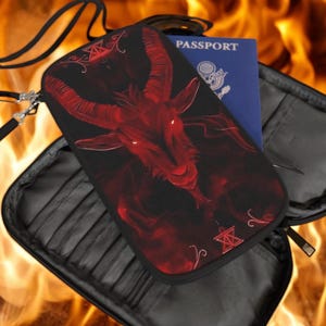 Cartera de viaje Baphomet con diseño de cabeza de cabra satánica, organizador con cremallera y pentagrama rojo de brujería ocultista para fanáticos de la estética oscura.