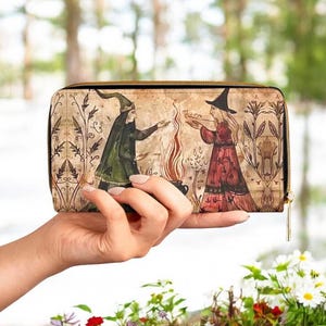 Cartera vintage de brujas con cremallera, ilustración de hechizos y motivos herbales: monedero gótico de brujas para amantes de la magia y la naturaleza.
