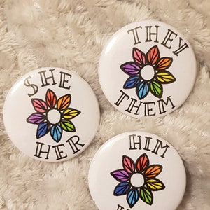 Pride Flag & Pronouns - Hand Drawn Badge - She/Her, He/Him, They/Them, Customisable - Any Pronouns / Pride Flag Available! 44mm Button Pin