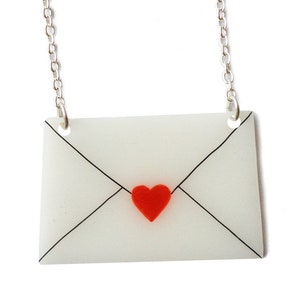 Collar de sobre - San Valentín - Corazón Rojo en Carta de Amor Blanca - Sellado con un Beso