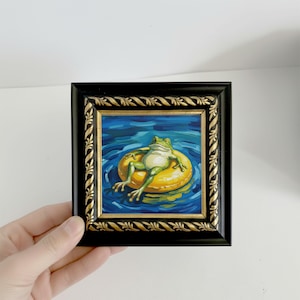 Mini pintura al óleo original enmarcada con flotador de piscina de rana, decoración de pared acogedora con marco pequeño