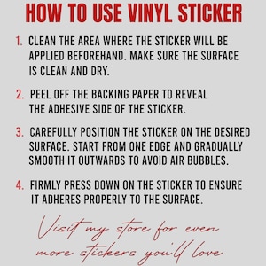 Puede incluir: Instrucciones sobre c&oacute;mo aplicar una pegatina de vinilo, con texto negro sobre un fondo gris claro. El t&iacute;tulo "HOW TO USE VINYL STICKER" es rojo. Las instrucciones incluyen limpiar, pelar, colocar y presionar firmemente.