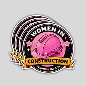 Puede incluir: Una pila de pegatinas con un casco de construcci&oacute;n rosa dentro de un c&iacute;rculo negro con las palabras "WOMEN IN CONSTRUCTION" y "STRONG & SKILLED". Las pegatinas tienen una cinta dorada con la palabra "CONSTRUCTION".