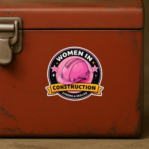 Puede incluir: Una pegatina con un casco de construcci&oacute;n rosa en el centro, rodeado por las palabras "WOMEN IN CONSTRUCTION". Debajo, una pancarta dice "CONSTRUCTION" y "STRONG & SKILLED". El dise&ntilde;o tiene un fondo rosa con estrellas.