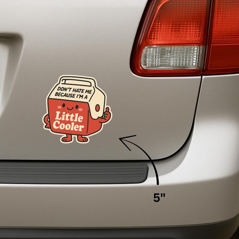 K&ouml;nnte beinhalten: Ein rot-cremefarbener Aufkleber mit dem Text "DON'T HATE ME BECAUSE I'M A Little Cooler" und einem Cartoon-K&uuml;hler-Design. Der Aufkleber ist etwa 13 cm gro&szlig;.
