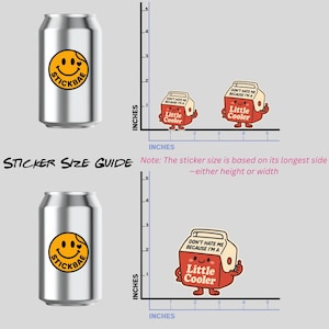 K&ouml;nnte beinhalten: Das Bild zeigt zwei Aluminiumdosen mit einem gelben Smiley-Aufkleber mit der Aufschrift "STICKBAE". Au&szlig;erdem sind zwei Aufkleber eines roten K&uuml;hlers mit dem Text "DON'T HATE ME BECAUSE I'M A Little Cooler" zu sehen. Der Aufklebergr&ouml;&szlig;en-Leitfaden wird ebenfalls angezeigt.
