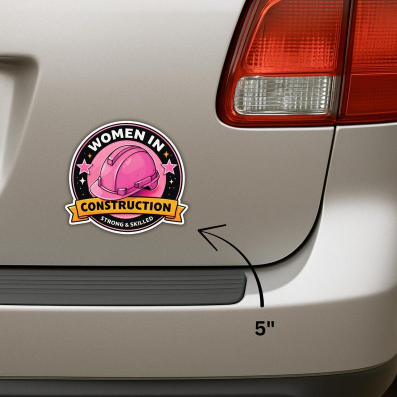Puede incluir: Una pegatina redonda con el texto "WOMEN IN CONSTRUCTION" y un gr&aacute;fico de casco rosa. La pegatina tiene 12,7 cm de di&aacute;metro y tiene un borde negro con estrellas. El texto "STRONG & SKILLED" est&aacute; en una pancarta amarilla.