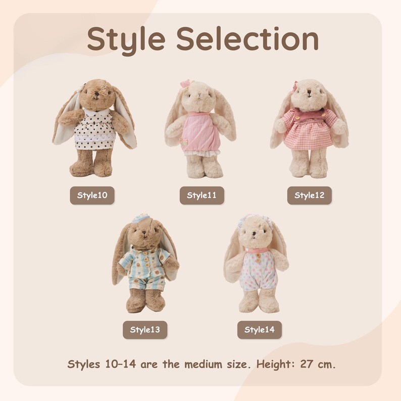 K&ouml;nnte beinhalten: F&uuml;nf Pl&uuml;schhasen-Puppen mit der Bezeichnung Style 10 bis 14, jeweils 27 cm gro&szlig;. Style 10 tr&auml;gt ein wei&szlig;es Kleid mit Punkten, 11 ein rosa Outfit, 12 ein rosa kariertes Kleid, 13 einen blauen karierten Schlafanzug und 14 einen gebl&uuml;mten Strampler.