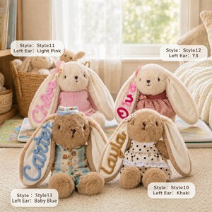 K&ouml;nnte beinhalten: Vier Pl&uuml;schhasen mit langen Ohren. Der Hase oben links tr&auml;gt ein rosa Oberteil mit 'Chloe' auf dem Ohr. Der Hase oben rechts tr&auml;gt ein rot kariertes Kleid mit 'Olivia'. Der Hase unten links tr&auml;gt einen blauen Schlafanzug mit 'Carter' und der Hase unten rechts ein wei&szlig;es Kleid mit schwarzen Punkten und 'Layla' auf dem Ohr.