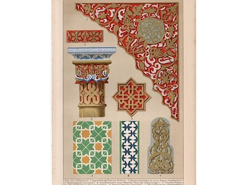 Puede incluir: Una impresión vintage titulada KUNST DES ISLAM. I. que presenta siete patrones arquitectónicos y decorativos numerados. Las ilustraciones incluyen intrincados motivos florales rojos y dorados, un capitel de columna azul y bronceado, azulejos geométricos en forma de estrella y diseños de azulejos verdes y azules.