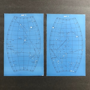 MAPAS ESTELARES c. 1946 • conjunto de 2 impresiones antiguas originales • impresiones celestes azules: mapa 2 y 3 • impresiones astronómicas • libra, hércules, escorpio
