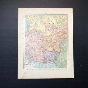 Puede incluir: Un mapa vintage de Asia Central, que muestra el Imperio Ruso, Persia, Afganistán y el Mar Arábigo. El mapa está impreso en papel y tiene un color ligeramente amarillento. El mapa está etiquetado como "Asia Central" y "Mar Arábigo".