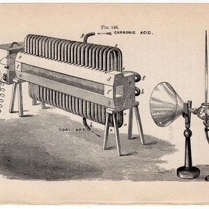 Puede incluir: Ilustración antigua de un aparato científico, probablemente para experimentos de sonido. Presenta una compleja disposición de bobinas, tubos y un dispositivo en forma de bocina, con etiquetas como "CARBONIC ACID" y "COAL GAS". La imagen es en blanco y negro.
