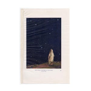 Könnte beinhalten: Eine Vintage-Buchillustration mit dem Titel The Lonely Watcher of the Skies von Evelyn Paul. Sie zeigt eine Gestalt in einem hellen Kapuzenumhang, die auf einem dunklen, grasbewachsenen Hügel steht und in einen weiten, tiefblauen Sternenhimmel blickt.