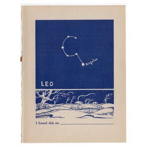 Könnte beinhalten: Vintage-Druck mit dem Sternbild Leo, dargestellt als weiße Punkte und Linien auf dunkelblauem Hintergrund. Das Wort „Leo“ ist weiß gedruckt, mit dem Wort „Regulus“ neben einem Punkt. Unten befindet sich eine Winterlandschaftsillustration.