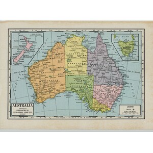 Puede incluir: Un mapa vintage de Australia con las fronteras de los estados delineadas en color. El mapa incluye los estados de Australia Occidental, Territorio del Norte, Australia Meridional, Queensland, Nueva Gales del Sur, Victoria y Tasmania. El mapa también incluye un mapa en recuadro más pequeño de Nueva Zelanda. El mapa está titulado "Australia" y es publicado por la Geographical Publishing Company.