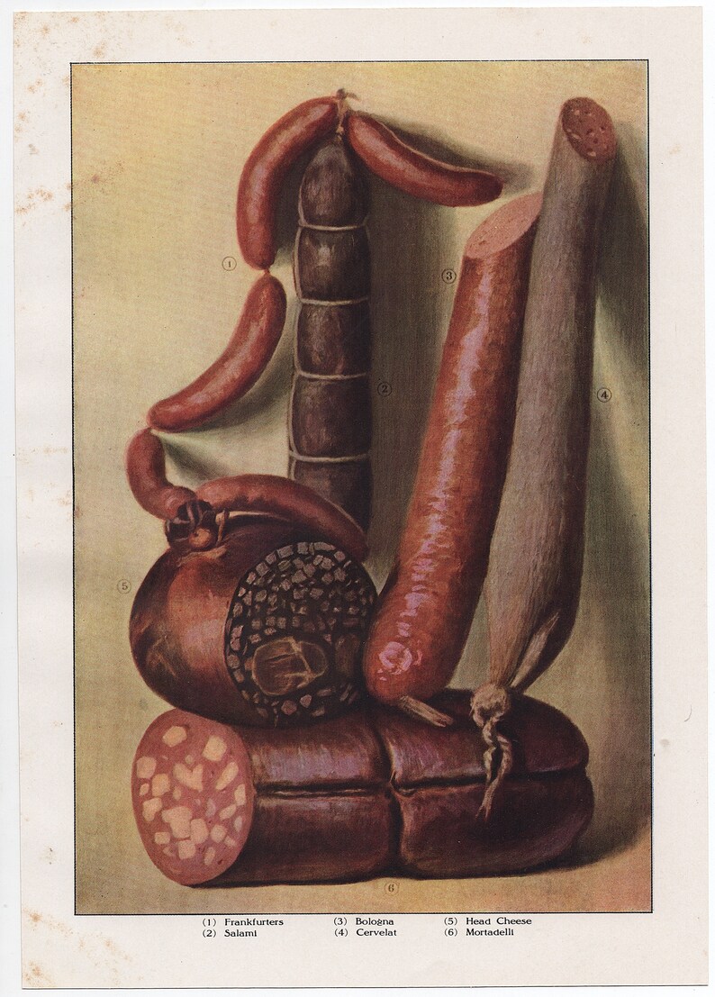 Op de afbeelding: Een close-up van een verscheidenheid aan vleeswaren, waaronder frankfurters, salami, bologna, cervelaat, kopkaas en mortadella. De vleeswaren zijn in een stillevencompositie op een lichtbruine achtergrond gerangschikt.