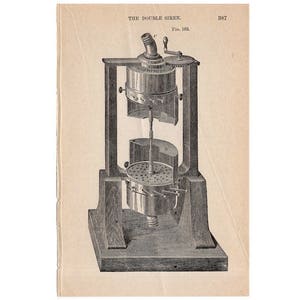 Puede incluir: Una ilustración en blanco y negro de una sirena doble, un instrumento científico utilizado para producir ondas sonoras. La sirena tiene dos discos rotatorios con agujeros, y el aire se sopla a través de los agujeros para crear sonido. La ilustración muestra la sirena en posición vertical, con los discos en la parte superior y el suministro de aire en la parte inferior. El texto "THE DOUBLE SIREN" y "FIG. 108." es visible en la imagen.