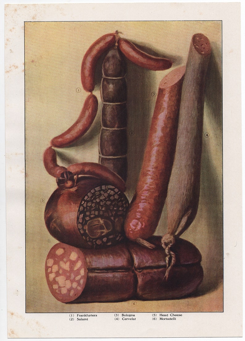 Op de afbeelding: Een close-up van een verscheidenheid aan vleeswaren, waaronder frankfurters, salami, bologna, cervelaat, kopkaas en mortadella. De vleeswaren zijn in een stillevencompositie op een lichtbruine achtergrond gerangschikt.