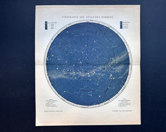 Könnte beinhalten: Eine antike Sternkarte der südlichen Hemisphäre, gedruckt auf cremefarbenem Papier. Die Karte ist ein Kreis mit blauem Hintergrund und weißen Sternen. Der Titel "STERNKARTE DES SÜDLICHEN HIMMELS." ist oben auf der Karte gedruckt.