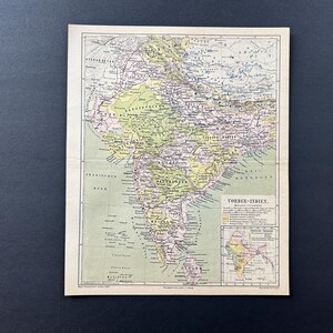 Puede incluir: Un mapa antiguo de la India, con detalles geográficos. El mapa utiliza verdes, amarillos y morados, con texto en alemán. El mapa rectangular es una impresión antigua.
