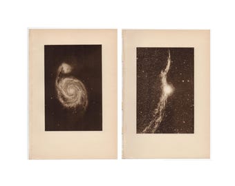 1934 年頃の星雲リトグラフ - ビンテージ天文学リトグラフ 2 枚セット - 天体リトグラフ - 渦巻き星雲と白鳥座