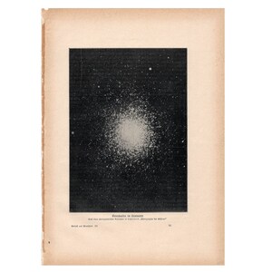Puede incluir: Una fotografía en blanco y negro de un cúmulo de estrellas, con una leyenda que dice "Photographie de l'amas d'étoiles M 13 (Hercule) photographié par M. Wolf" y "Bild von der Sternhaufen M 13 (Herkules) photographiert von Herrn Wolf".