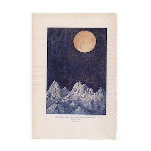 Puede incluir: Impresión vintage que representa una escena celestial. Una gran luna de color melocotón domina un cielo estrellado azul oscuro. Debajo, se ve una cordillera de montañas nevadas. El texto dice "THE EARTH SEEN FROM THE MOON'S APENNINES".