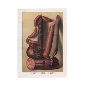 Op de afbeelding: Een vintage illustratie van verschillende soorten vleeswaren, waaronder worst, salami en bologna. De vleeswaren zijn in een stillevencompositie op een lichtgele achtergrond gerangschikt.