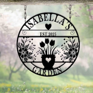 Może przedstawiać: Czarny metalowy znak ogrodowy z napisem "ISABELLA'S GARDEN" i "EST. 2025". Znak zawiera serce, kwiatowe wzory i doniczkę z tulipanami. Wisi na łańcuchach.