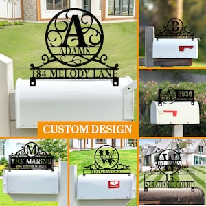 Op de afbeelding: Zwarte metalen adresborden met aangepaste ontwerpen, gemonteerd op witte brievenbussen. De borden hebben verschillende lettertypen, initialen en huisnummers. Eén bord leest "184 MELODY LANE" en een ander "CUSTOM DESIGN".