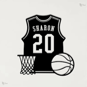 Op de afbeelding: Zwart-wit basketbal-thema ontwerp met een shirt met de naam "SHARON" en het nummer "20". Een basketbal en een basketbalnet zijn ook in het ontwerp opgenomen, tegen een witte achtergrond.