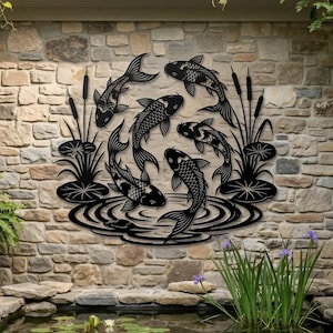 Puede incluir: Una pieza de arte mural de metal negro con un dise&ntilde;o circular de cinco peces koi nadando entre ondas de agua, nen&uacute;fares y juncos altos. La intrincada silueta recortada muestra a los peces en varias posiciones dentro del agua.