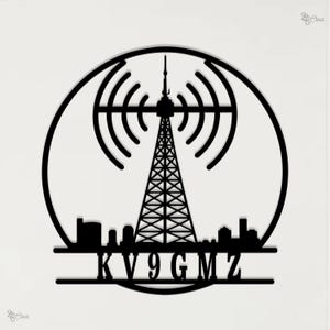 Puede incluir: Arte de pared de metal negro que presenta una silueta de torre de radio con ondas de señal, un paisaje urbano y el indicativo KV9GMZ. El diseño está encerrado dentro de un marco circular.