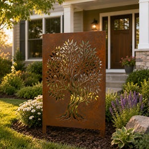 Puede incluir: Una pantalla de jardín rectangular de metal con acabado oxidado que presenta un diseño cortado con láser de un árbol con ramas, hojas y raíces intrincadas. El panel se mantiene en posición vertical mostrando la silueta de un árbol.