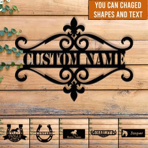 Puede incluir: Letrero de metal negro con el texto "CUSTOM NAME" en una fuente decorativa. El letrero tiene un diseño de flor de lis en la parte superior e inferior, con detalles de volutas. El letrero se muestra sobre un fondo de madera. El texto en la parte superior dice "YOU CAN CHANGED SHAPES AND TEXT".