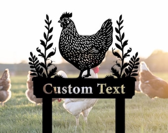 Peut inclure: Silhouette noire en métal d'une poule avec des accents feuillus de chaque côté. La poule se tient sur une pancarte en métal noir avec le texte "Custom Text" en lettres dorées.