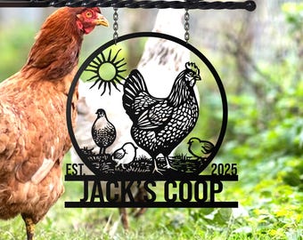 Może przedstawiać: Czarny metalowy znak z motywem kury i kurcząt, słońcem i napisem "JACK'S COOP". Znak wisi na tle rozmytego tła z kurczakami i zielenią. Znak zawiera również tekst "EST. 2025".