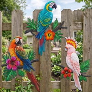 Può includere: Tre colorate decorazioni da parete a forma di pappagallo fissate a una staccionata di legno. I pappagalli sono dipinti di blu, arancione e rosa, con dettagli di piume intricati. Ogni uccello è appollaiato su un ramo con fiori e foglie, creando un tema tropicale.