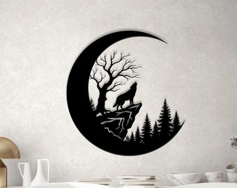 Op de afbeelding: Zwarte metalen wandkunst met een wolf die huilt naar de maan, met een boom en een bos op de achtergrond.