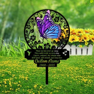 Könnte beinhalten: Ein schwarzer Metall-Gartenpfahl mit einer Schmetterlingssilhouette und einer Gedenkbotschaft. Die Botschaft lautet: "Those we love don't go away They walk beside us every day. Unseen, unheard, but always near. Still loved, still missed, and very dear. Custom Name 1960-2025".